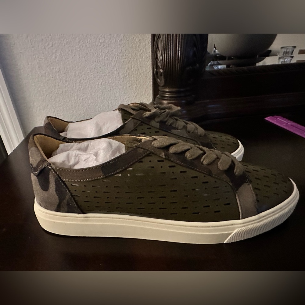 Woman’s camo colored tennis shoes New in box - Picture 2 of 7